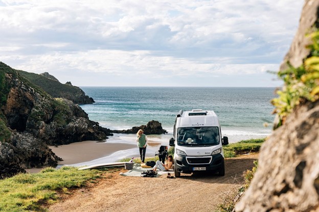 Camper aan de kust