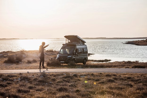 Camper aan het water