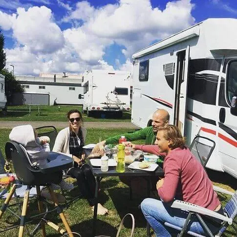 Baby in camper slapen