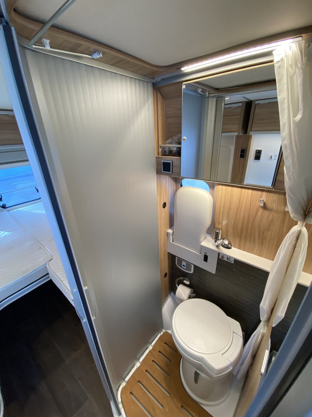 Hymer Yosemite badkamer