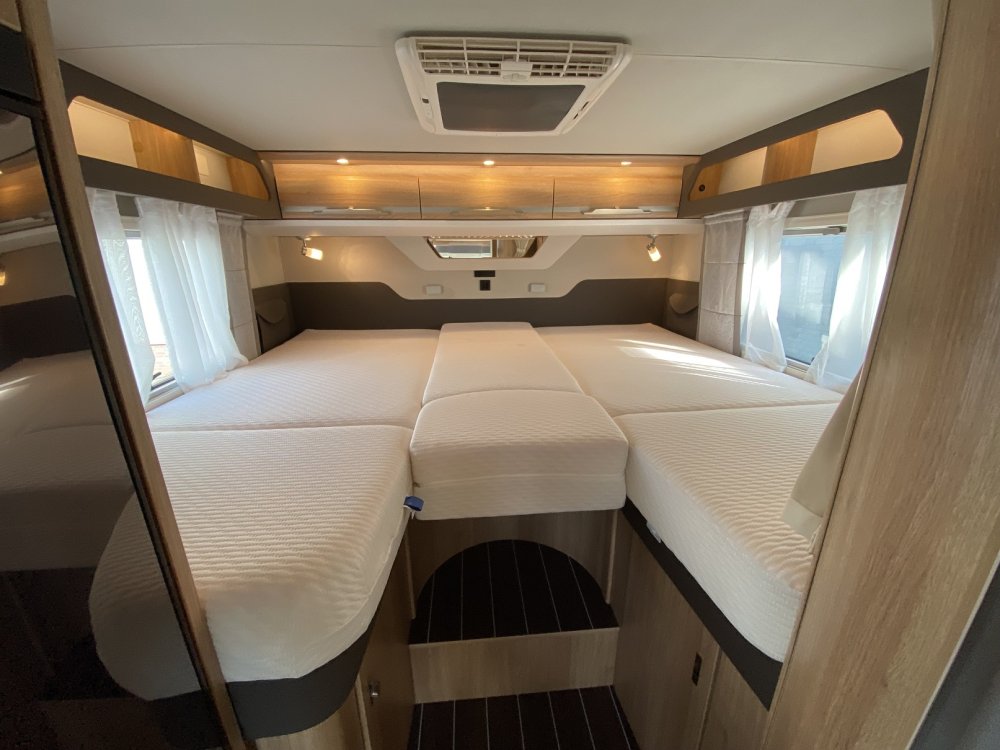 Knaus Sky Wave MEG 650 bed achter