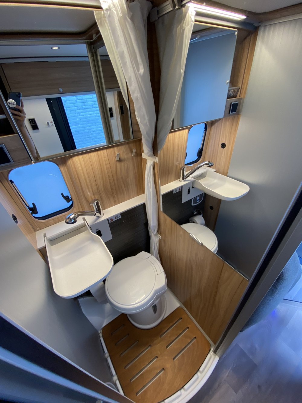Hymer Yosemite badkamer