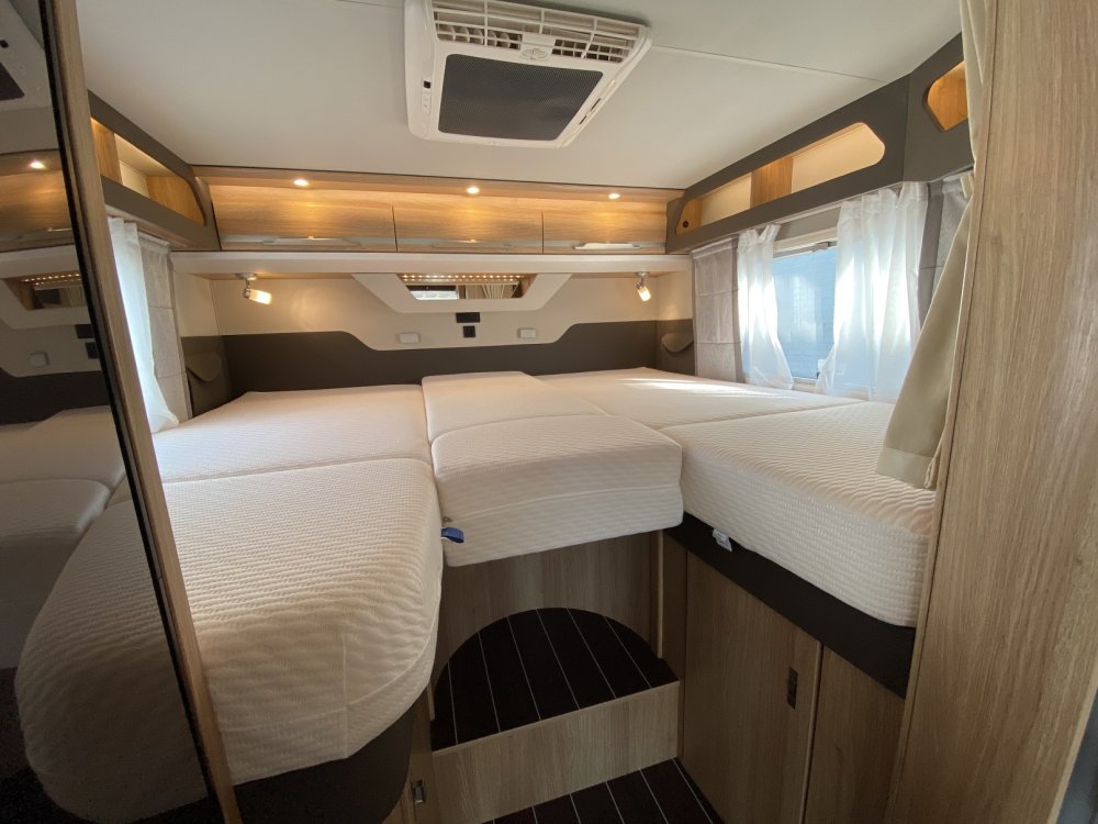 Knaus Sky Wave MEG 650 bed achter