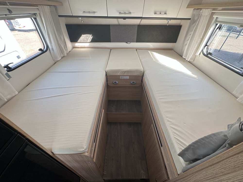 Sunlight T66, bed open