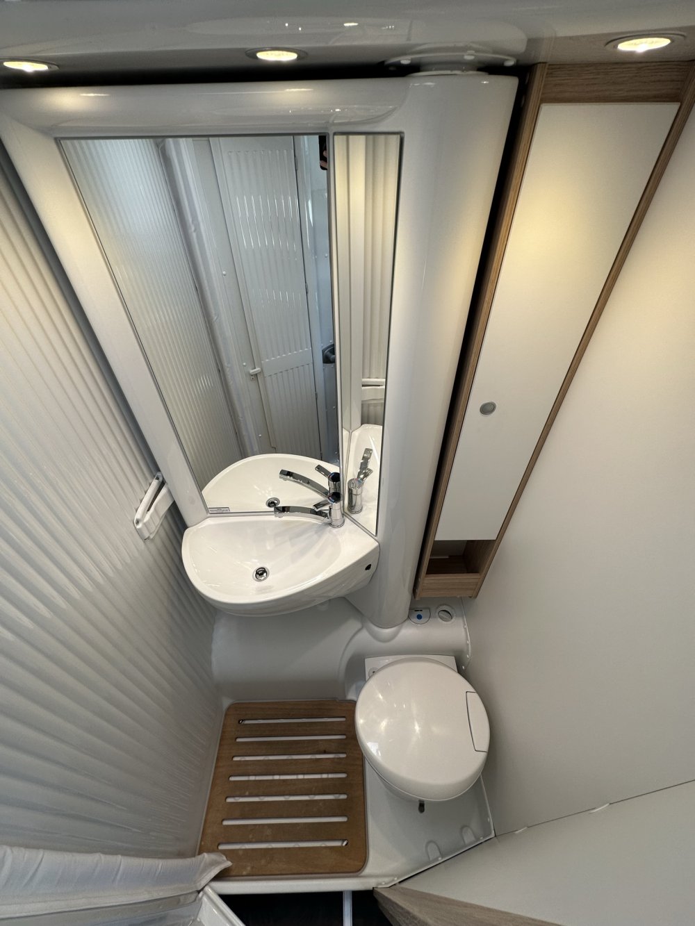 Sunlight T66, toilet