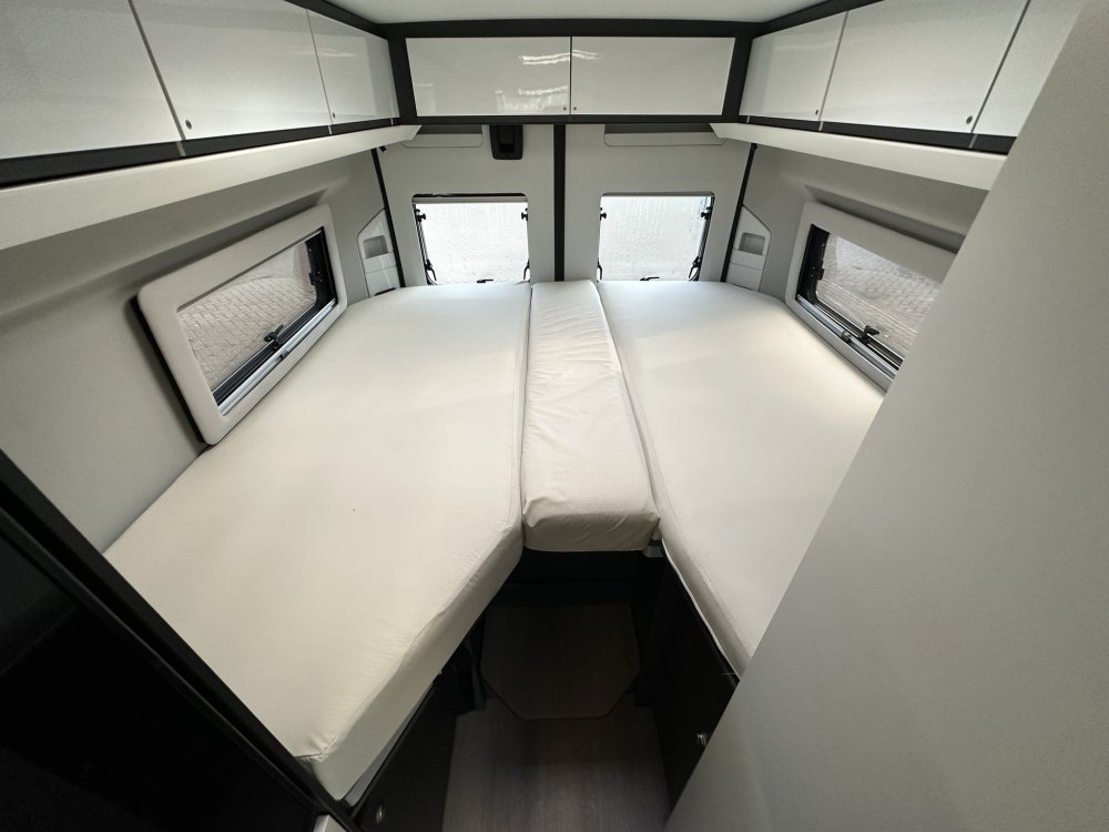 Adria Twin Supreme 640 bed 