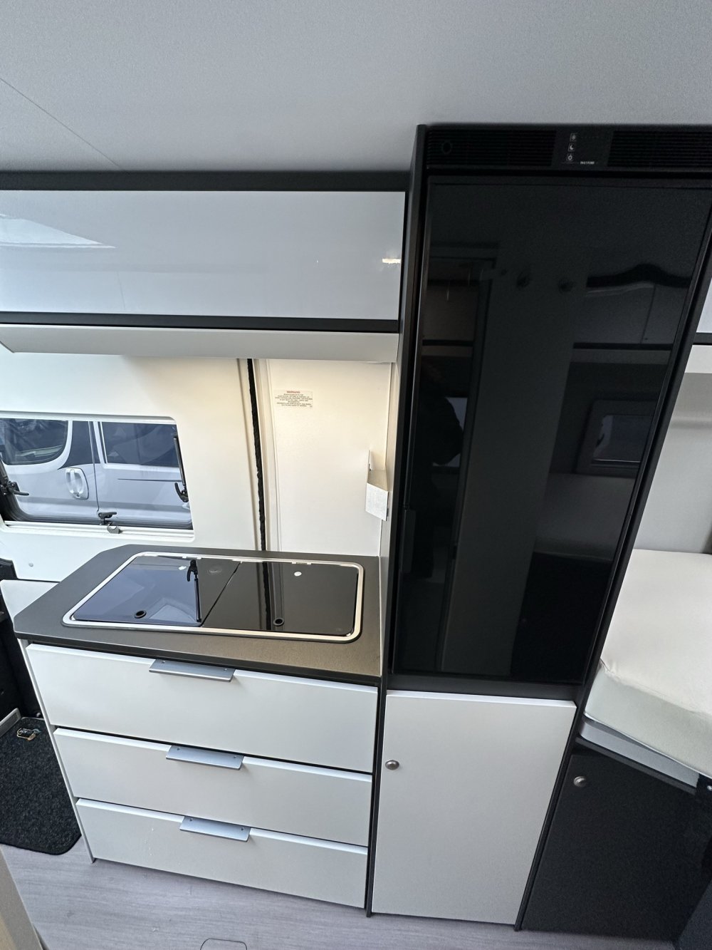 Adria Twin Supreme 640 keuken 
