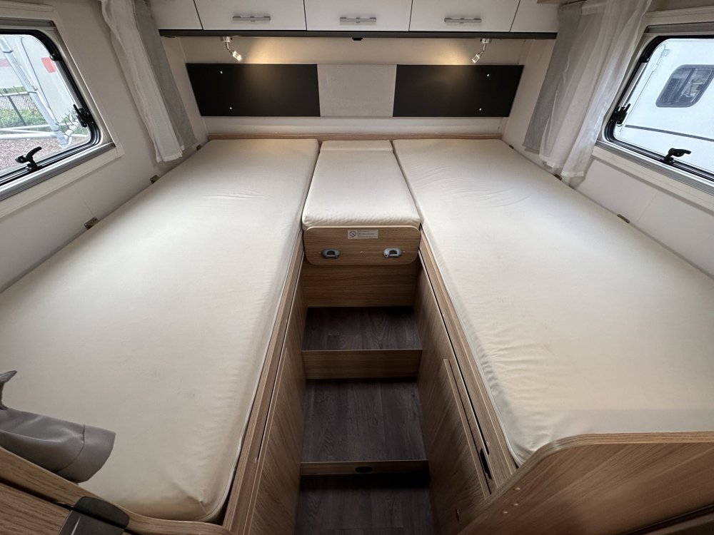 Sunlight I68, bed open