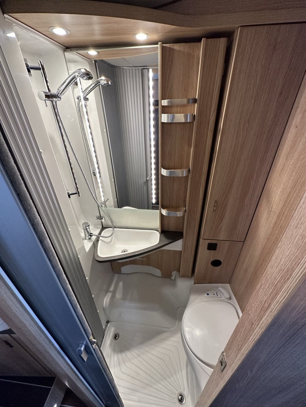 Knaus 60e Edition, toilet