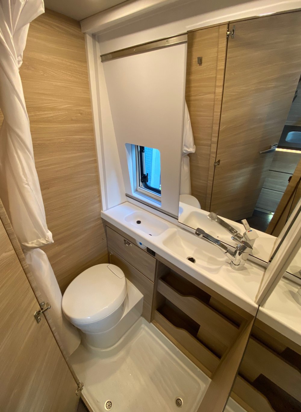 Knaus Boxstar street 600 badkamer