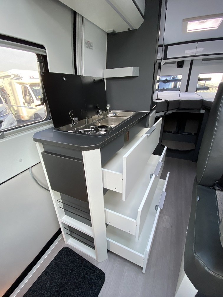 Adria Twin 640 Keuken 