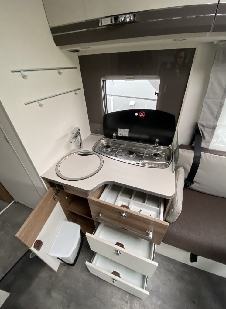 Dethleffs I7057 keuken 