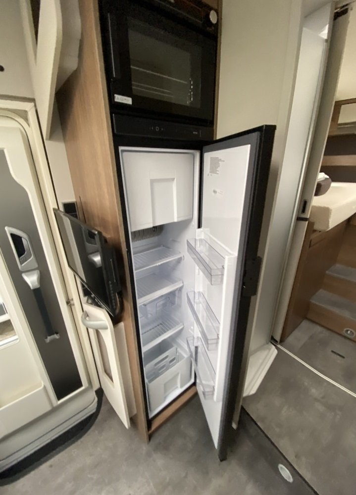Dethleffs I7057 koelkast en oven 