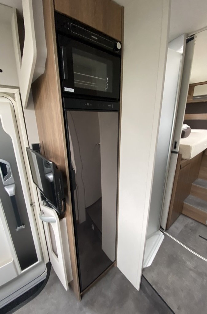 Dethleffs I7057 koelkast en oven