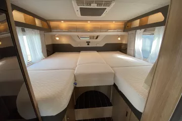 Knaus Sky Wave MEG 650 bed achter