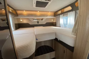 Knaus Sky Wave MEG 650 bed achter