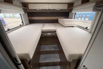 Dethleffs I7057 bed 