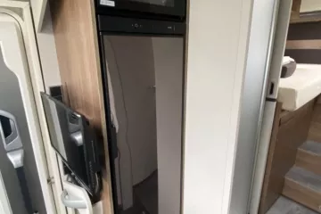 Dethleffs I7057 koelkast en oven
