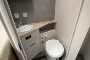 Dethleffs I7057 toilet 